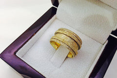 Woman Gold Ring With Glitter