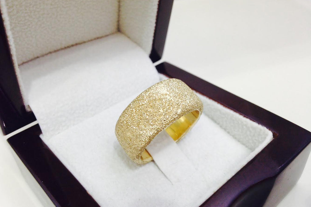14K Yellow Gold Wedding ring with glitter