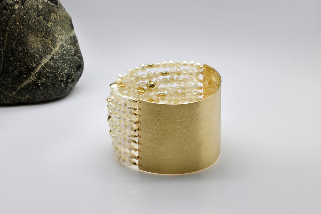 Bridal wide pearl gold bracelet