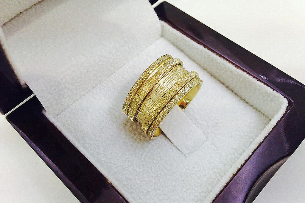 Woman Gold Ring With Glitter