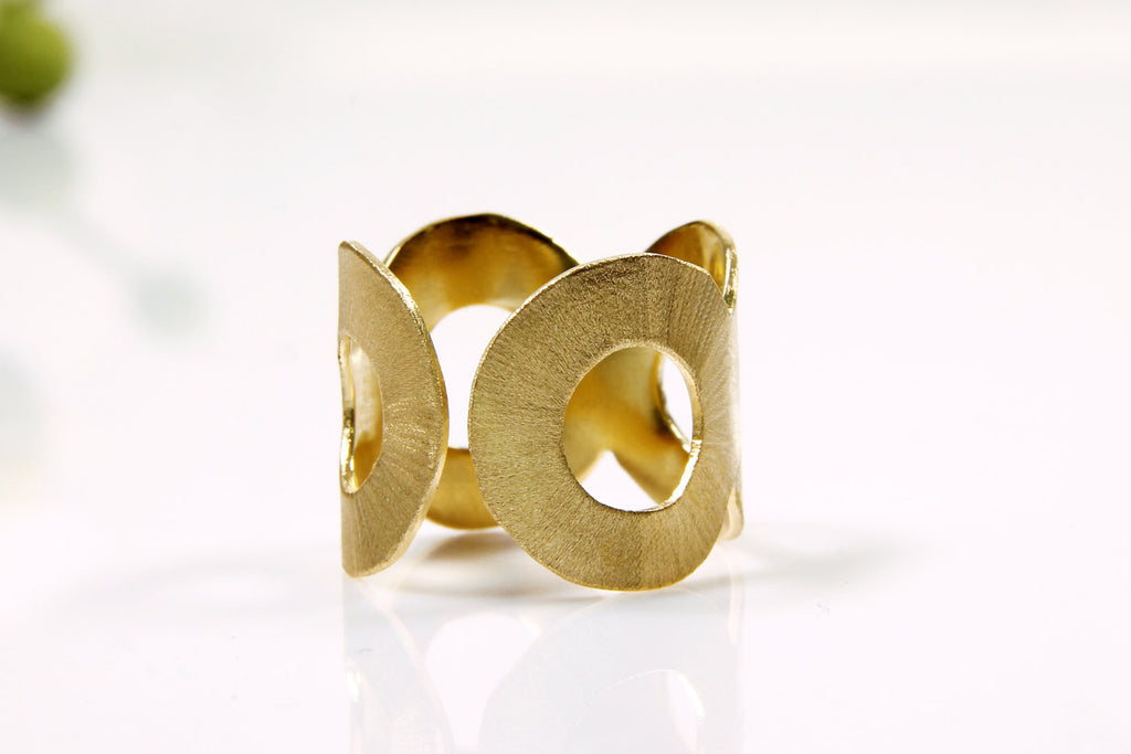 Brushed circle ring