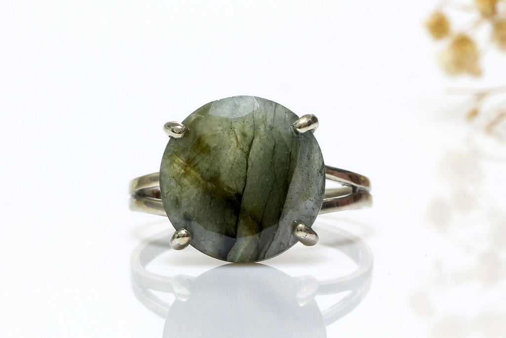 Silver stone ring