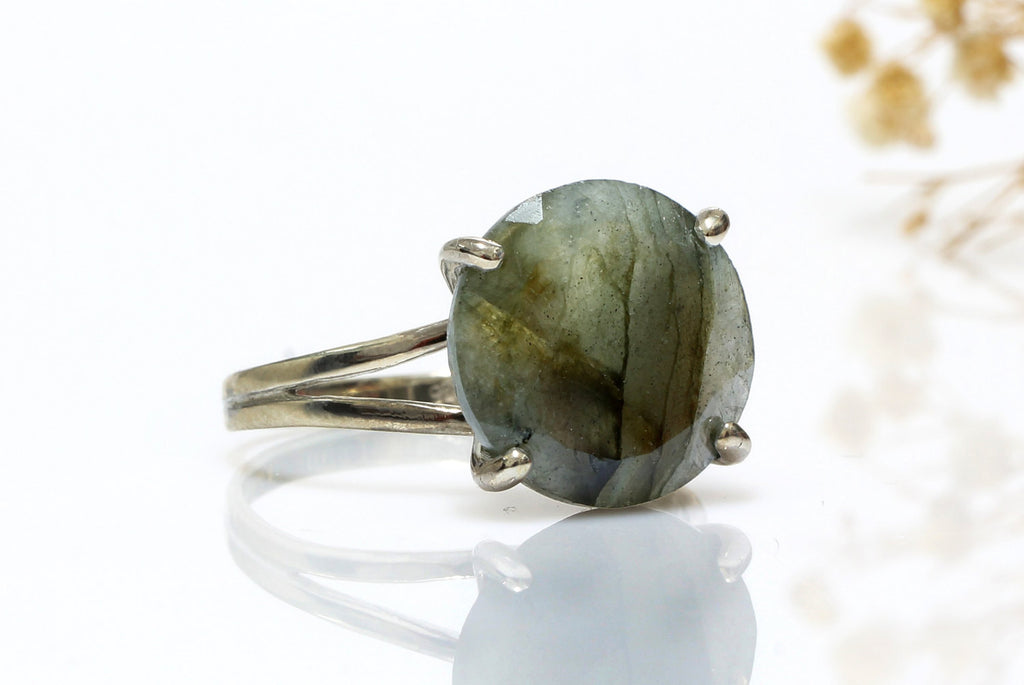 Silver stone ring